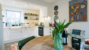 Fridge, microwave, oven, dishwasher - Lon Las - sleeps 4 guests  in 2 bedrooms (Nefyn)