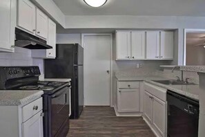 Private kitchen - Cozy 1-bedroom townhome in lovely Houston close to amenities and freeway access! (Houston)