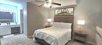 Cozy 1-bedroom townhome in lovely Houston close to amenities and freeway access!