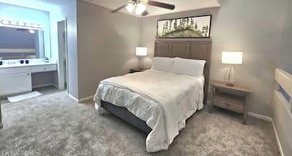 Cozy 1-bedroom townhome in lovely Houston close to amenities and freeway access!