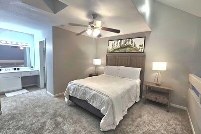 Cozy 1-bedroom townhome in lovely Houston close to amenities and freeway access!