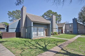 Exterior - Cozy 1-bedroom townhome in lovely Houston close to amenities and freeway access! (Houston)