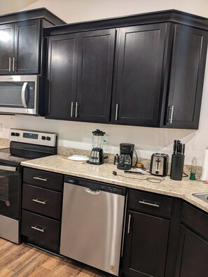 Private kitchen - Spacious 4-bedroom house in lovely Palm Bay with AC (Palm Bay)