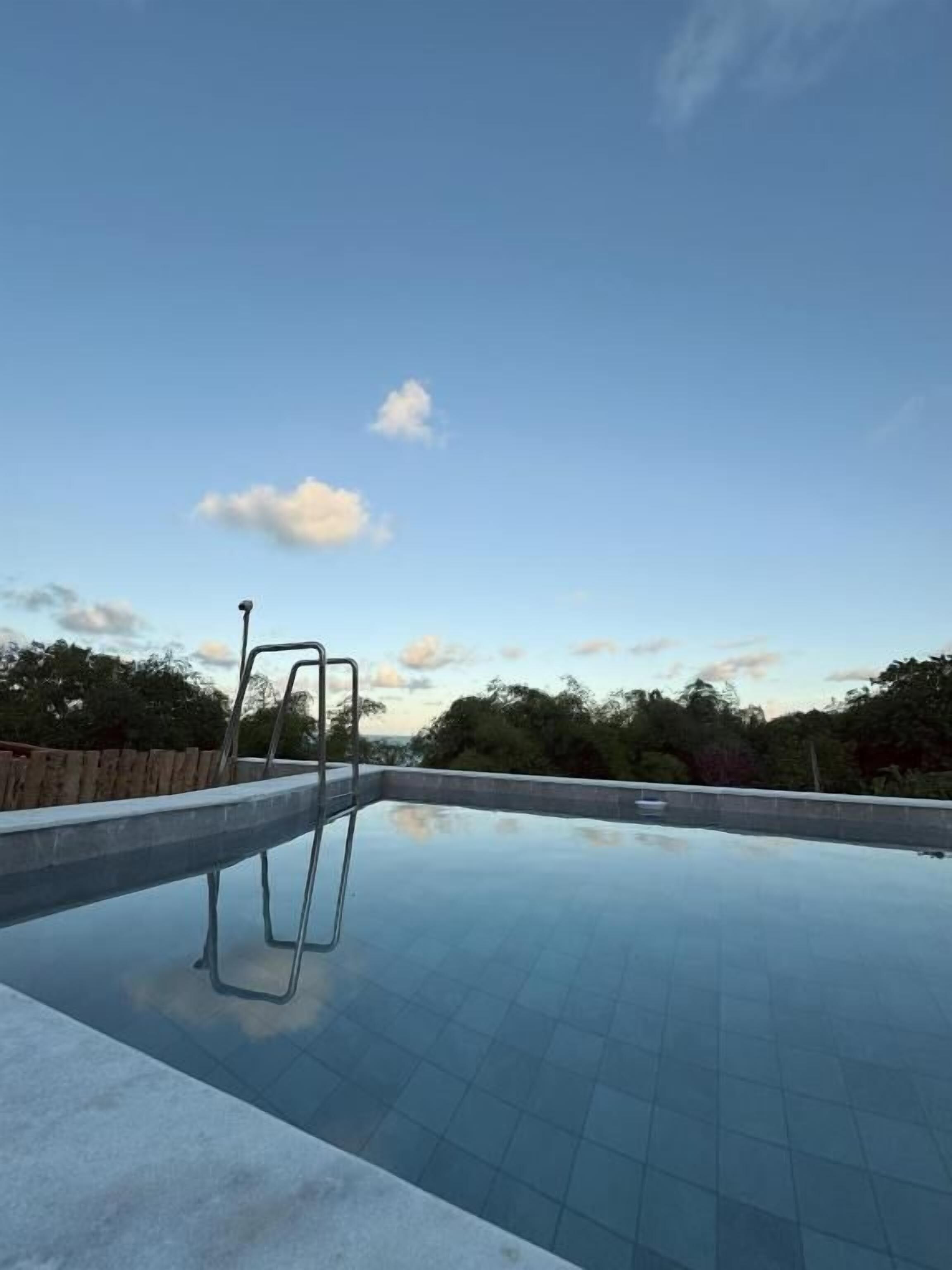 Piscina externa, espreguiçadeiras