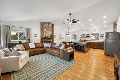 Historic Lodge Sleeps 10 Private Trails