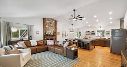 Historic Lodge Sleeps 10 Private Trails