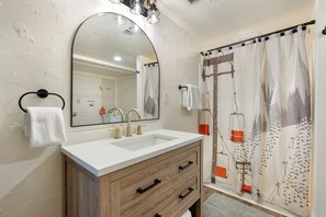 Shower, hair dryer, bidet, towels
