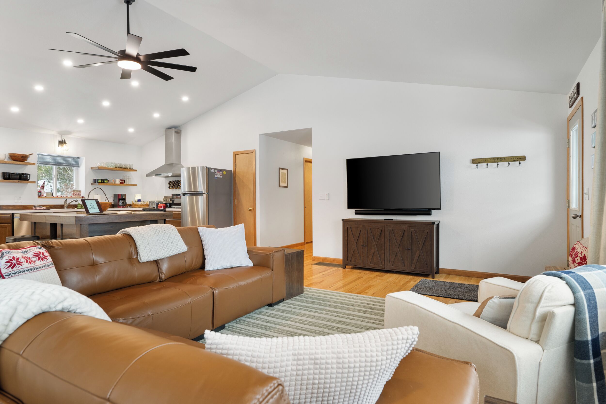 TV connectée, cheminée, lecteur de DVD, baby-foot