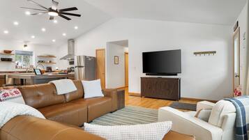 TV connectée, cheminée, lecteur de DVD, baby-foot