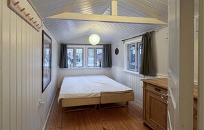 Travel cot, free WiFi