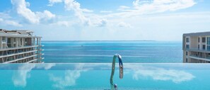 Outdoor pool - Garza Blanca-Luxury One-Bedroom Suite Modern Ocean View, Full Kitchen & 2 Baths (Cancún)