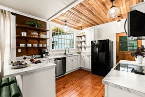 Fridge, microwave, oven, stovetop - The  Linksview Lodge (Bandon)