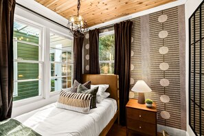 Desk, travel cot, WiFi, bed sheets - The  Linksview Lodge (Bandon)