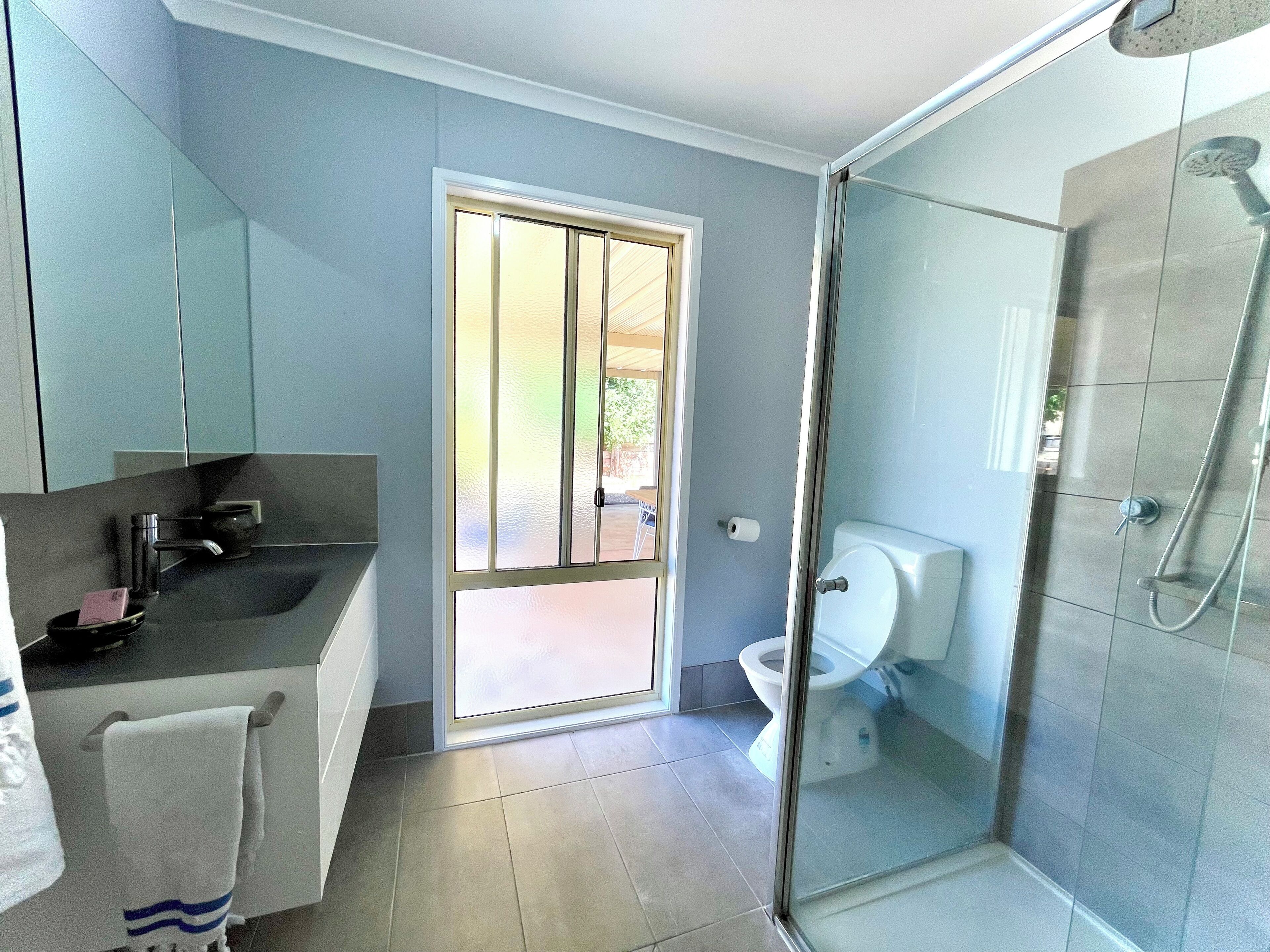 Dusche, Haartrockner, Handtücher, Seife