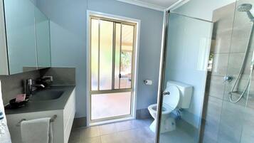 Dusche, Haartrockner, Handtücher, Seife