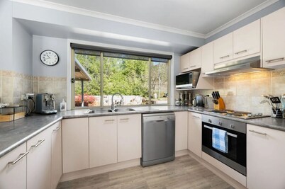 Peaceful self-contained unit. Perfect home base for work or get away