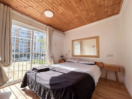 WiFi, bed sheets. Sunny flat with private garden