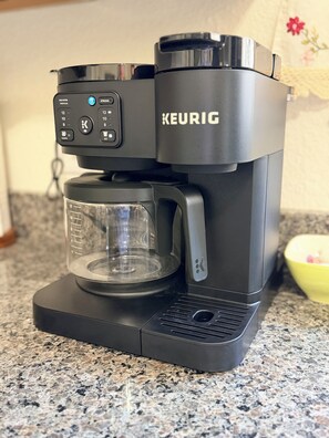 Eine Kaffeemaschine von Keurig auf einer Granit-Arbeitsplatte.