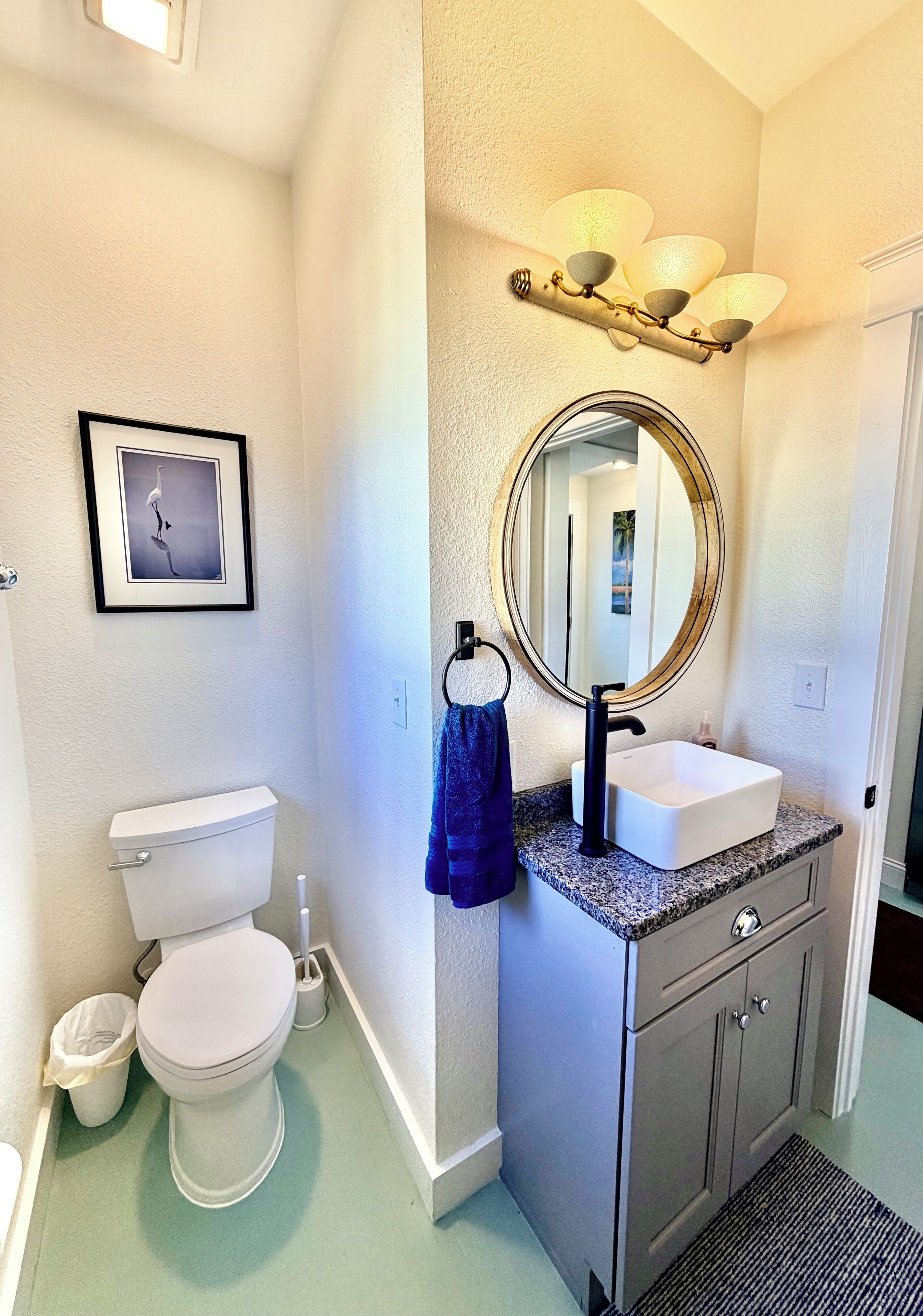 Hårtork, handdukar, tvål och schampo