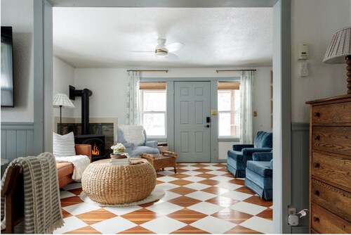 Cozy Cottage Hideaway-Walk to Town & Lake! 
In the Heart of McCall! Oozes charm!