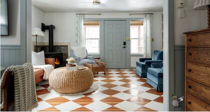 Cozy Cottage Hideaway-Walk to Town & Lake!
In the Heart of McCall! Oozes charm!