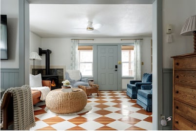 Cozy Cottage Hideaway-Walk to Town & Lake!
In the Heart of McCall! Oozes charm!