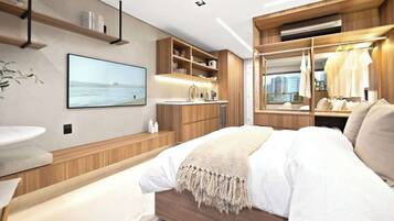 1 quarto, escrivaninha, ferros/tábuas de passar roupa, berço de viagem