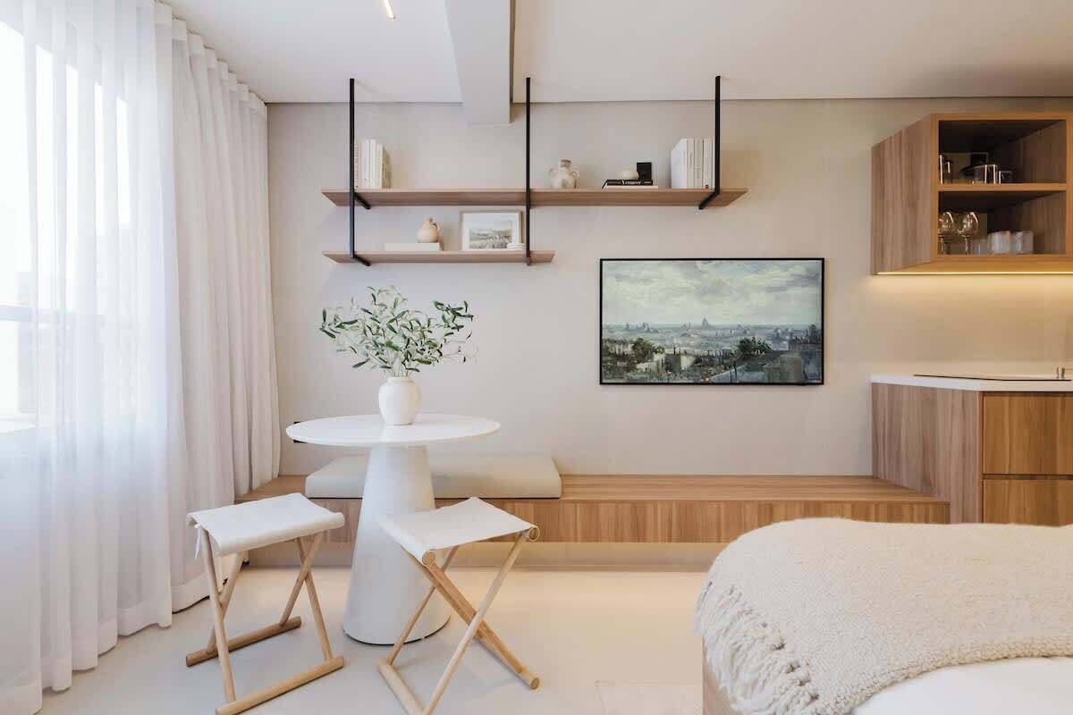 1 quarto, escrivaninha, ferros/tábuas de passar roupa, berço de viagem