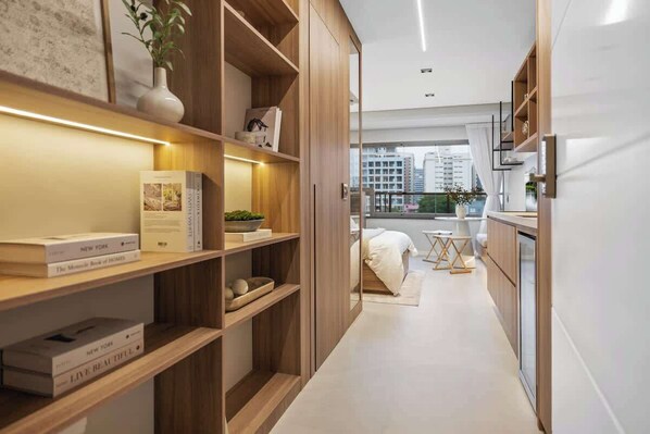 Een modern interieur met houten planken, een bed en uitzicht op gebouwen.