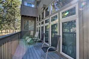 Terrace/patio - Hot Tub Retreat with SHARC Passes, Deck and Bikes (Sunriver)