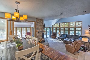 Living area - Hot Tub Retreat with SHARC Passes, Deck and Bikes (Sunriver)