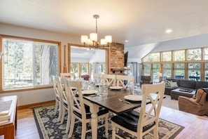Dining - Hot Tub Retreat with Deck, Bikes and SHARC Passes (Sunriver)