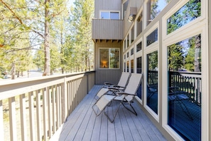 Property grounds - Hot Tub Retreat with Deck, Bikes and SHARC Passes (Sunriver)