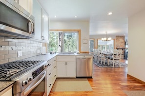 Coffee/tea maker, fridge, microwave, oven - Hot Tub Retreat with Deck, Bikes and SHARC Passes (Sunriver)