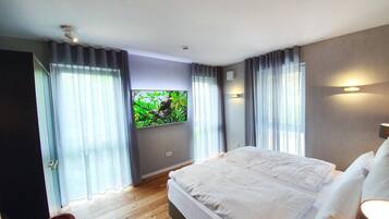 Bureau, fer et planche à repasser, lit parapluie, Wi-Fi