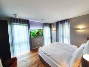 Una scrivania, ferro/asse da stiro, culla da viaggio, Wi-Fi