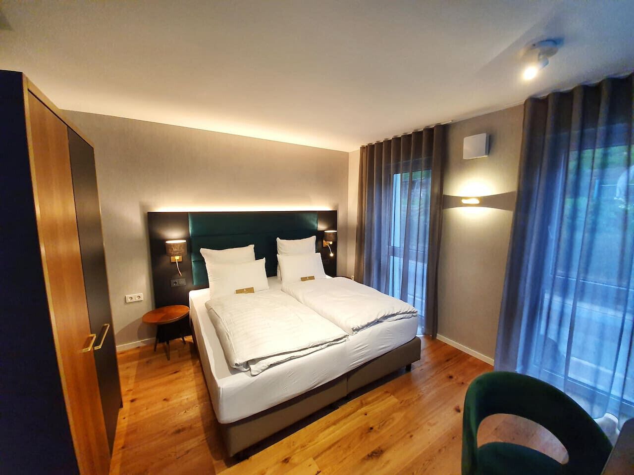 Desk, iron/ironing board, travel cot, WiFi