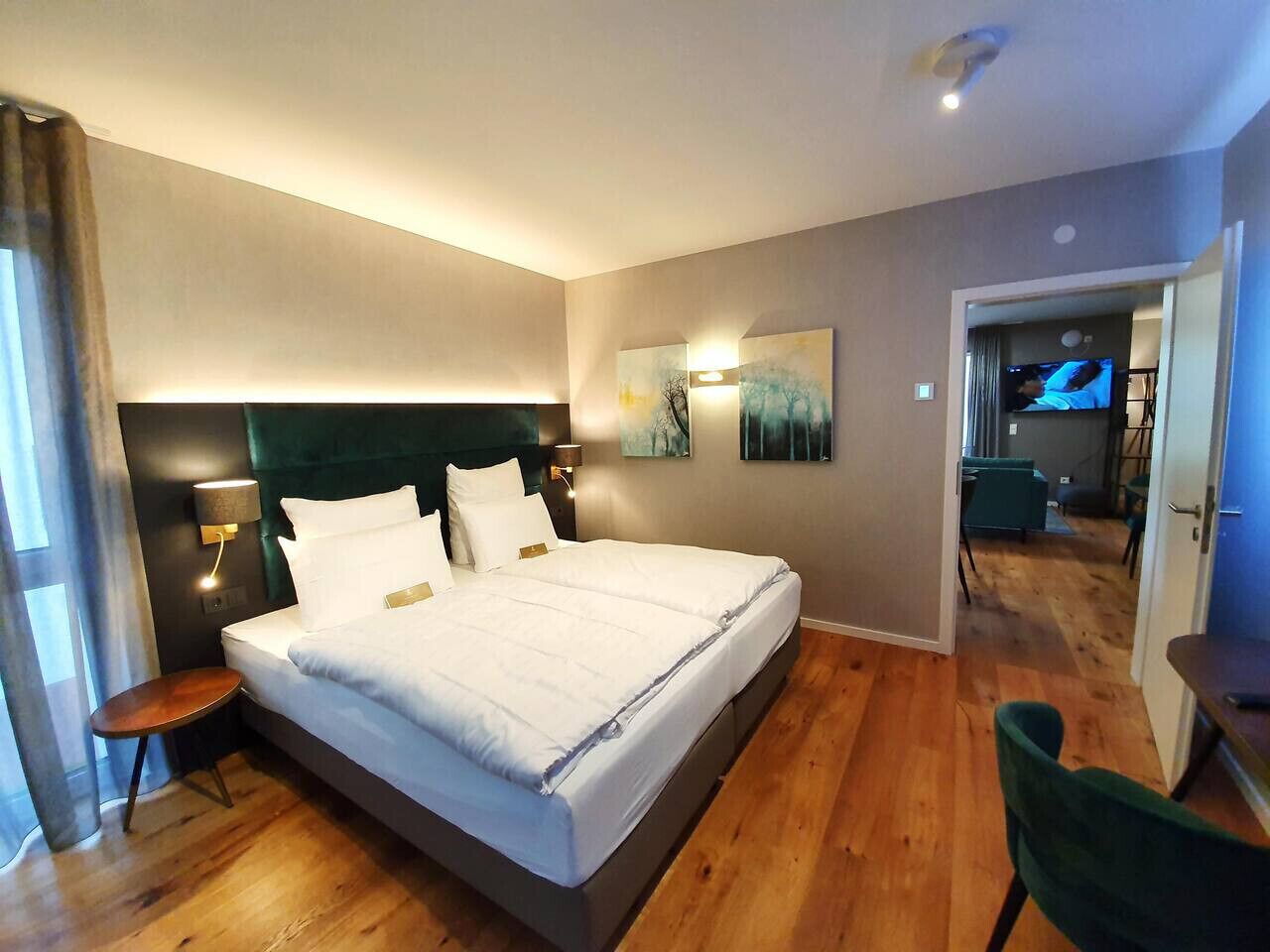 Desk, iron/ironing board, travel cot, WiFi