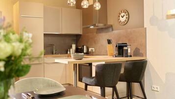 Kühlschrank, Mikrowelle, Ofen, Geschirrspüler