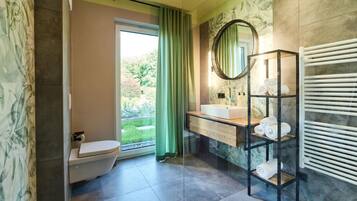 Secador de pelo, toallas