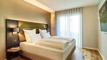 Escritorio, tabla de planchar con plancha, cuna de viaje y wifi