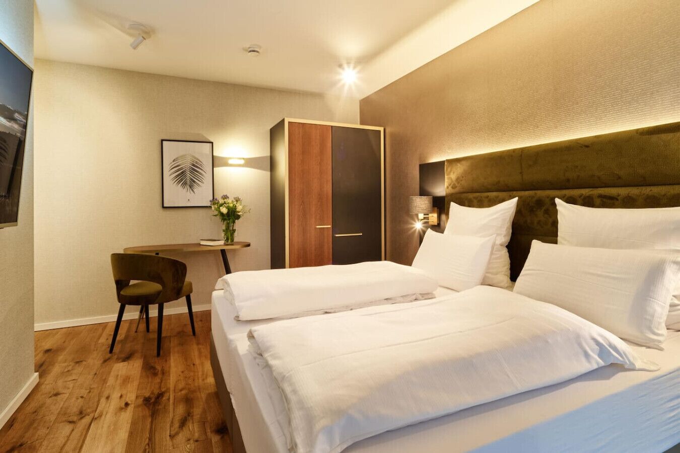 Escritorio, tabla de planchar con plancha, cuna de viaje y wifi 