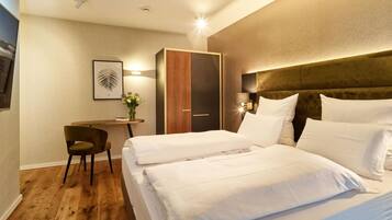 Escritorio, tabla de planchar con plancha, cuna de viaje y wifi