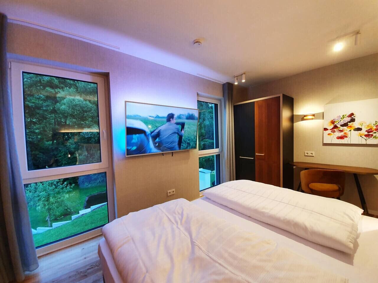 Escritorio, tabla de planchar con plancha, cuna de viaje y wifi 