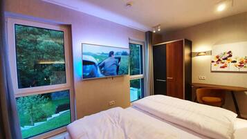 Escritorio, tabla de planchar con plancha, cuna de viaje y wifi