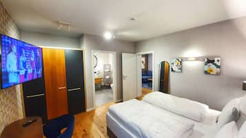 Schreibtisch, Bügeleisen/Bügelbrett, Reisekinderbett, WLAN