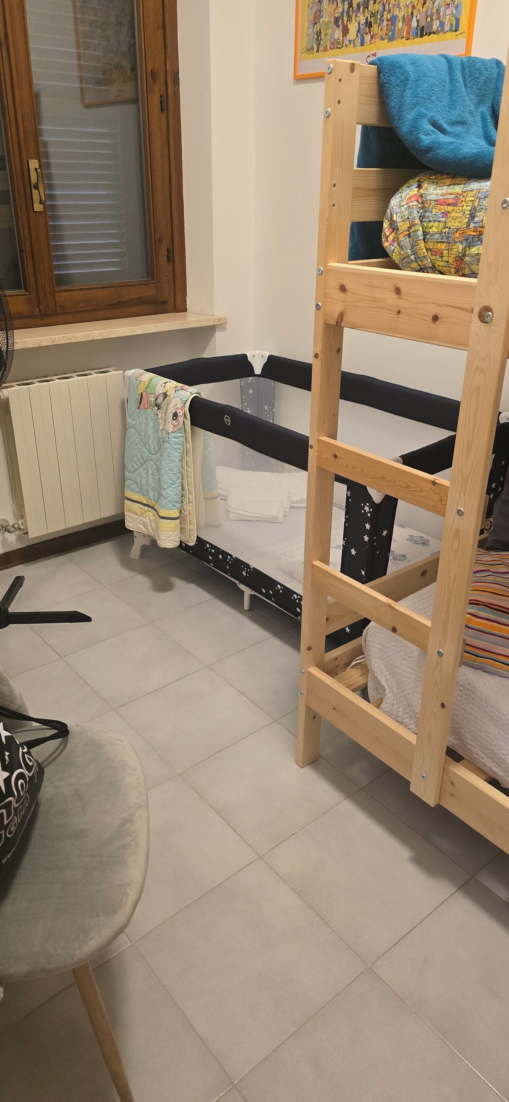 2 dormitorios, escritorio, tabla de planchar con plancha y cuna de viaje