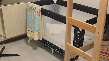 2 dormitorios, escritorio, tabla de planchar con plancha y cuna de viaje