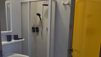 Doccia, asciugacapelli, bidet, asciugamani