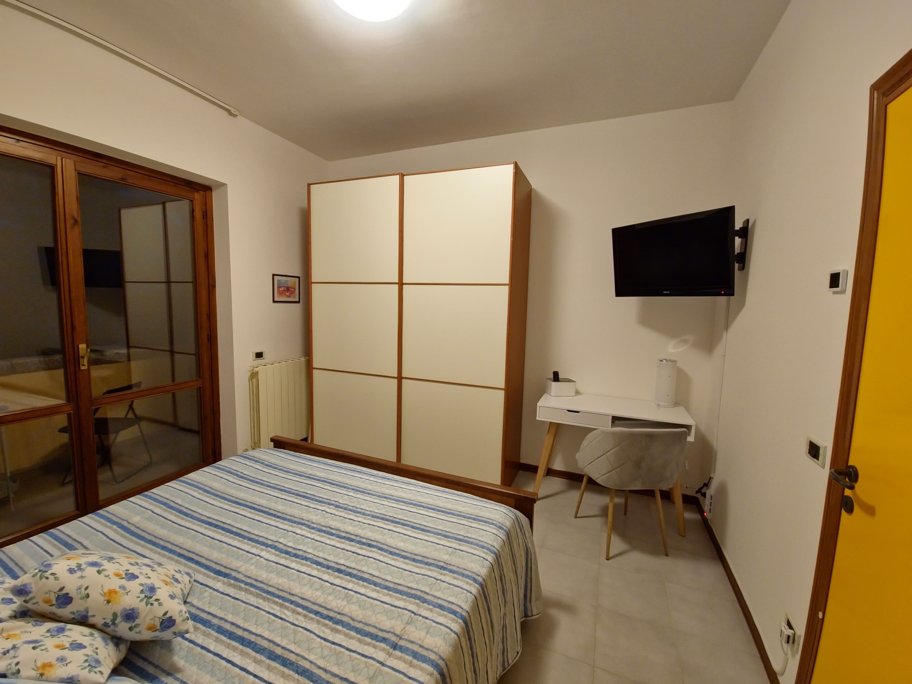 2 Schlafzimmer, Schreibtisch, Bügeleisen/Bügelbrett, Reisekinderbett